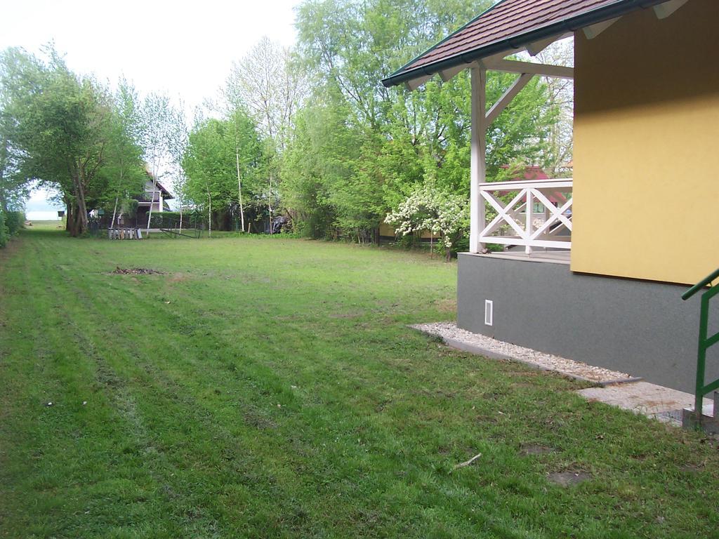 Rozmaring Haz Villa Balatonlelle Luaran gambar
